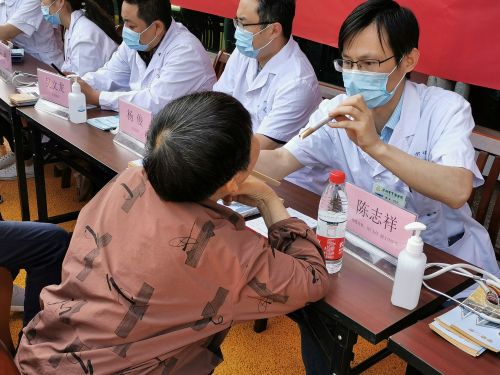 我院聯(lián)合沐春園社區(qū)舉辦第33個(gè)世界無(wú)煙日大型健康義診活動(dòng)(圖2)