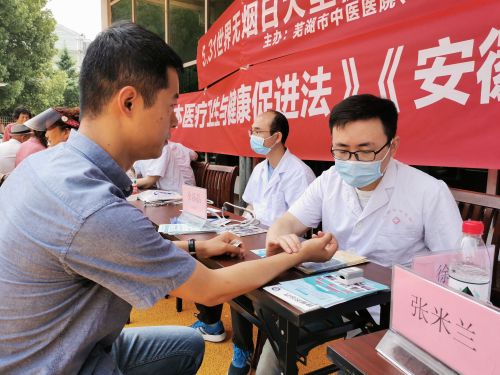 我院聯(lián)合沐春園社區(qū)舉辦第33個(gè)世界無(wú)煙日大型健康義診活動(dòng)(圖4)