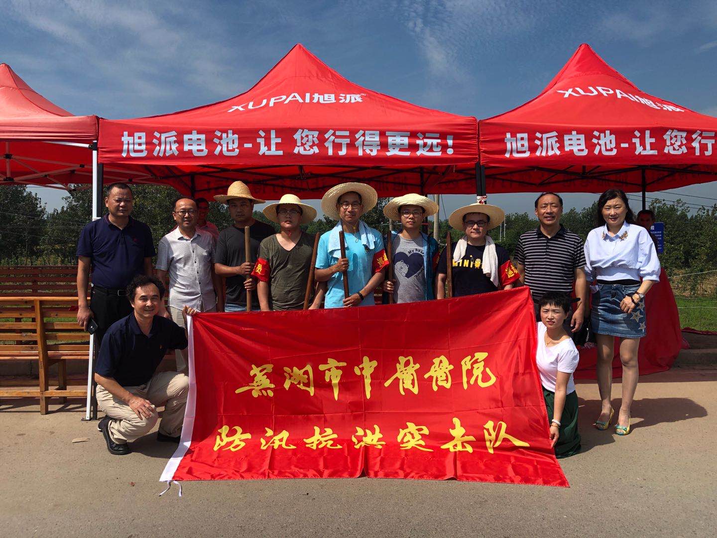 院領(lǐng)導帶隊慰問防汛突擊隊員(圖1)