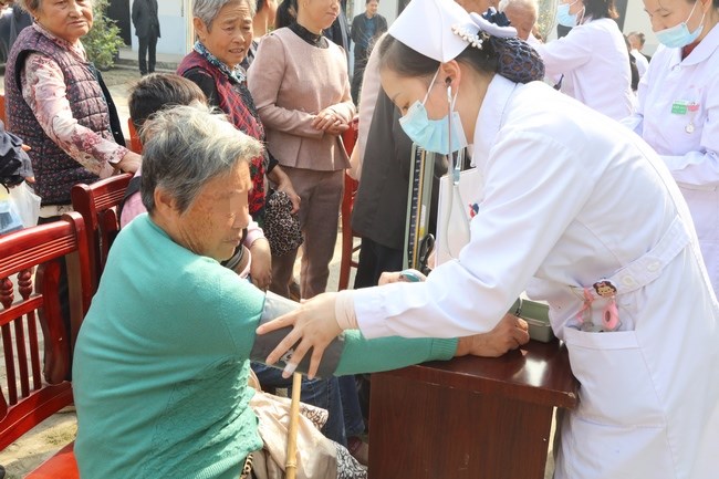 精準(zhǔn)扶貧 健康為民——市財(cái)政局、市中醫(yī)院聯(lián)合舉辦“送醫(yī)療下鄉(xiāng)”活動(dòng)(圖9)