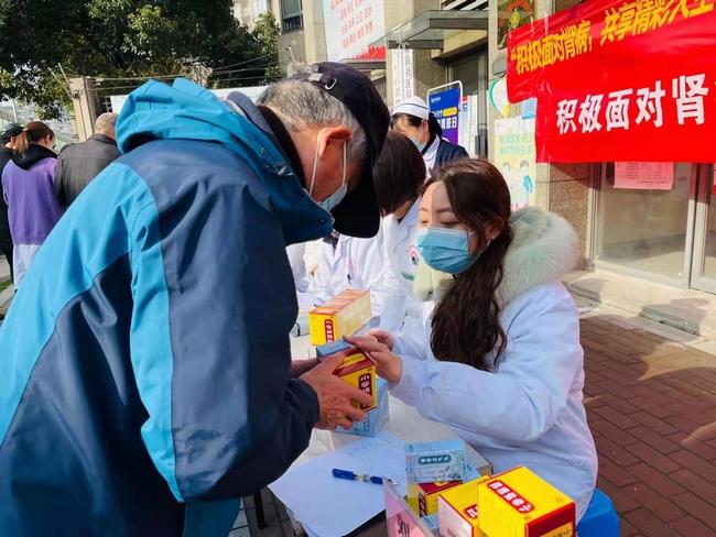 積極面對(duì)腎病 共享精彩人生——我院腎病科、內(nèi)科六支部走進(jìn)中南街道開(kāi)展第十六個(gè)世界腎臟病日健康義診(圖6)