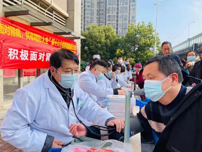 積極面對(duì)腎病 共享精彩人生——我院腎病科、內(nèi)科六支部走進(jìn)中南街道開(kāi)展第十六個(gè)世界腎臟病日健康義診(圖1)