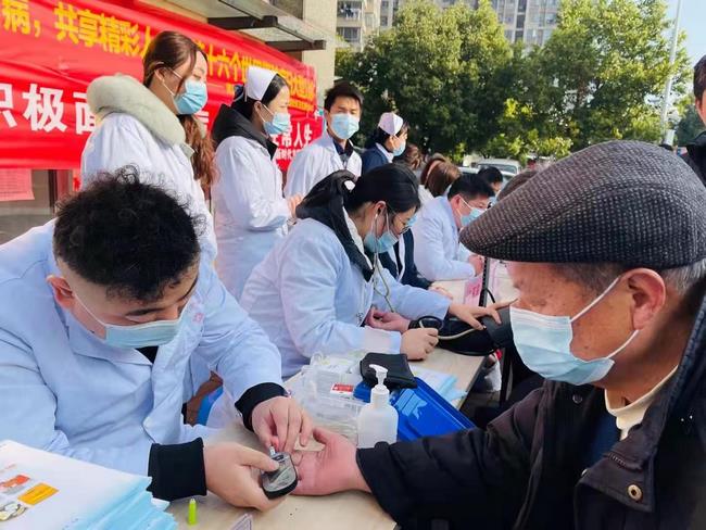 積極面對(duì)腎病 共享精彩人生——我院腎病科、內(nèi)科六支部走進(jìn)中南街道開(kāi)展第十六個(gè)世界腎臟病日健康義診(圖2)