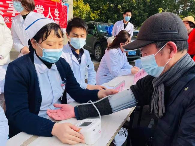 積極面對(duì)腎病 共享精彩人生——我院腎病科、內(nèi)科六支部走進(jìn)中南街道開(kāi)展第十六個(gè)世界腎臟病日健康義診(圖3)