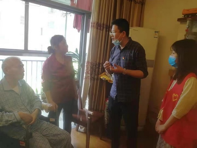 【我為群眾辦實(shí)事】我院走訪高齡腦?；颊?，中醫(yī)藥制劑暖人心(圖1)