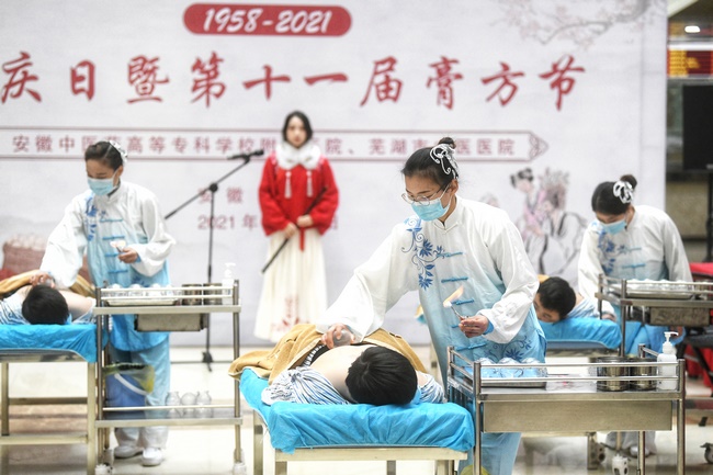 安徽中醫(yī)藥高等?？茖W(xué)校附屬醫(yī)院、蕪湖市中醫(yī)醫(yī)院院慶日暨膏方節(jié)開(kāi)幕(圖2)