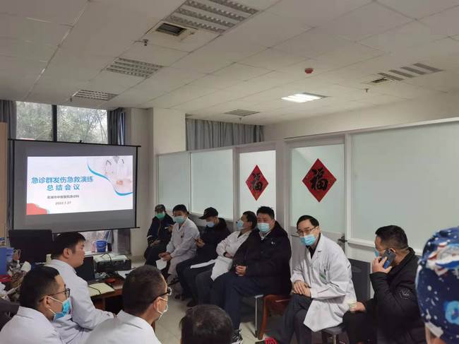 演練為實戰(zhàn)、急診當(dāng)先鋒 ——我院急診科舉行“群發(fā)傷急救演練”紀(jì)實(圖4)
