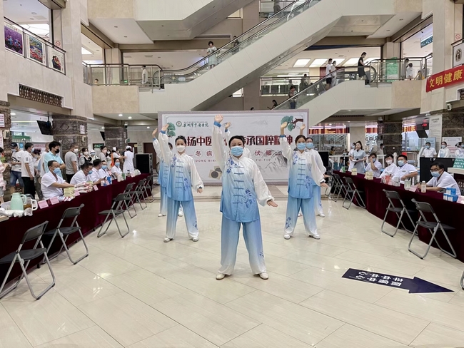 冬病夏治三伏貼  中醫(yī)國(guó)粹顯功效 ——我院開(kāi)展“傳承中醫(yī)文化 弘揚(yáng)國(guó)粹精神”冬病夏治三伏貼開(kāi)貼儀式(圖2)
