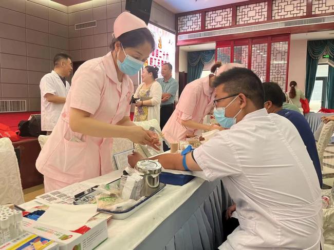 無償獻(xiàn)血作表率 傳遞溫暖踐初心 ——住培支部黨員參加無償獻(xiàn)血活動(dòng)(圖1)