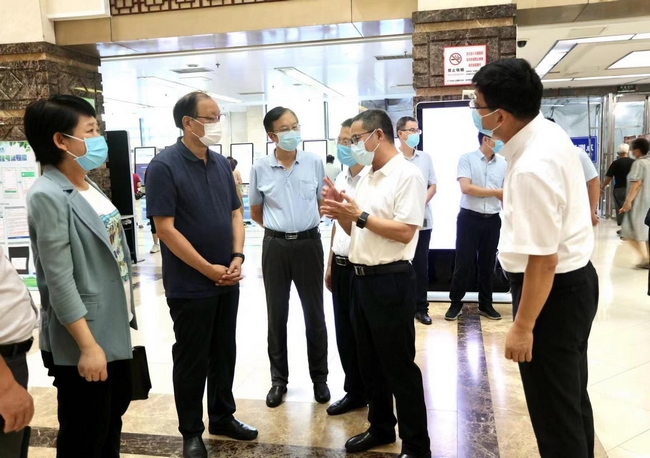 原國家衛(wèi)生計生委副主任、國家中醫(yī)藥管理局局長 王國強一行來我院調(diào)研指導(dǎo)(圖1)