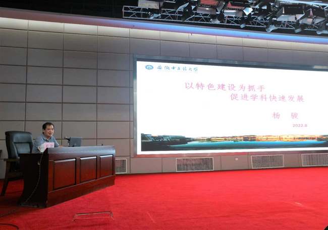 全國(guó)名中醫(yī)楊駿教授再次來(lái)我院坐診(圖2)