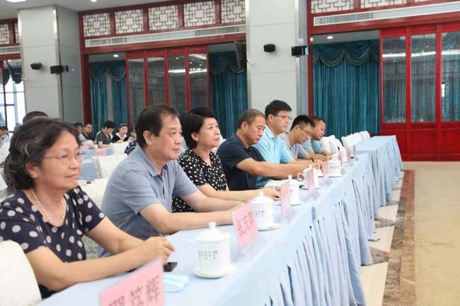 全國(guó)名中醫(yī)楊駿教授再次來(lái)我院坐診(圖3)