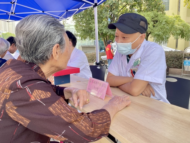 健康“快車”進(jìn)都寶 義診服務(wù)送溫暖 ——2022年全國(guó)科普日活動(dòng)暨健康巡講“百百千”健康義診活動(dòng)走進(jìn)都寶小區(qū)(圖4)