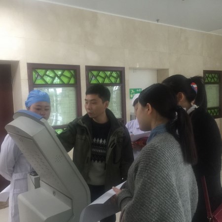 院團(tuán)委組織青年志愿者開展“愛心幫助患者、使用便民設(shè)備”活動(dòng)(圖1)