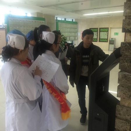 院團(tuán)委組織青年志愿者開展“愛心幫助患者、使用便民設(shè)備”活動(dòng)(圖2)