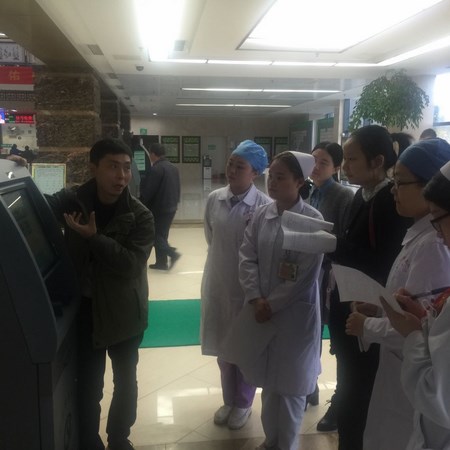 院團(tuán)委組織青年志愿者開展“愛心幫助患者、使用便民設(shè)備”活動(dòng)(圖3)