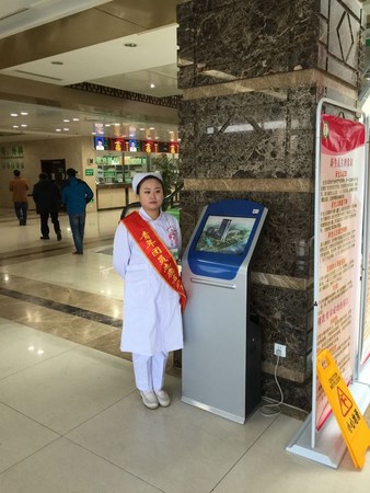 院團(tuán)委組織青年志愿者開展“愛心幫助患者、使用便民設(shè)備”活動(dòng)(圖5)