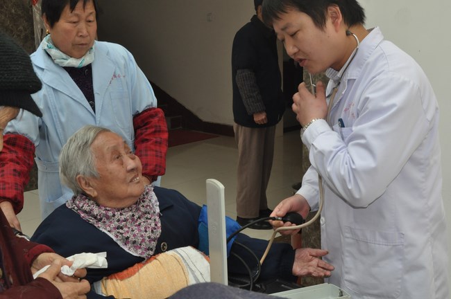 三月學雷鋒，愛心送老人——我院組織主題通訊員活動(圖4)