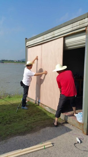 咬緊牙關(guān)，“白衣戰(zhàn)士”守住每寸圩堤(圖7)