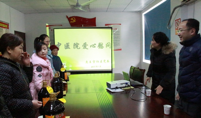 春節(jié)前夕，我院深入社區(qū)慰問結(jié)對幫扶困難戶(圖2)