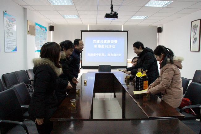 春節(jié)前夕，我院深入社區(qū)慰問結(jié)對幫扶困難戶(圖1)