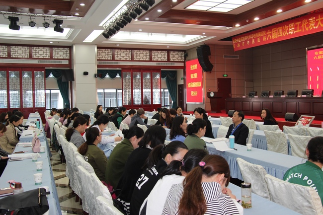 民主決策，科學(xué)管理——各代表團(tuán)分組討論(圖1)