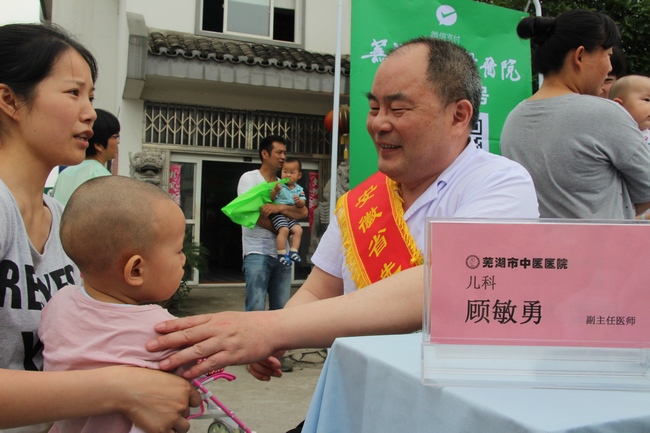 弘揚勞模精神 愛心關(guān)懷兒童——我院 “慶六一”義診服務(wù)走進峨橋鎮(zhèn)(圖3)