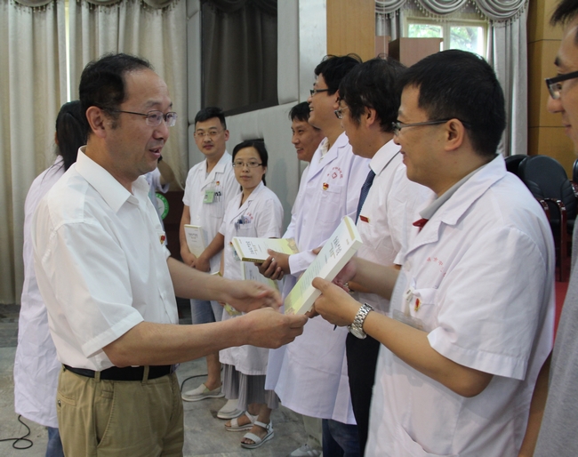 紀(jì)念建黨96周年——院黨委向各黨支部贈送院黨委中心組理論學(xué)習(xí)資料《全面從嚴(yán)治黨面對面》(圖1)