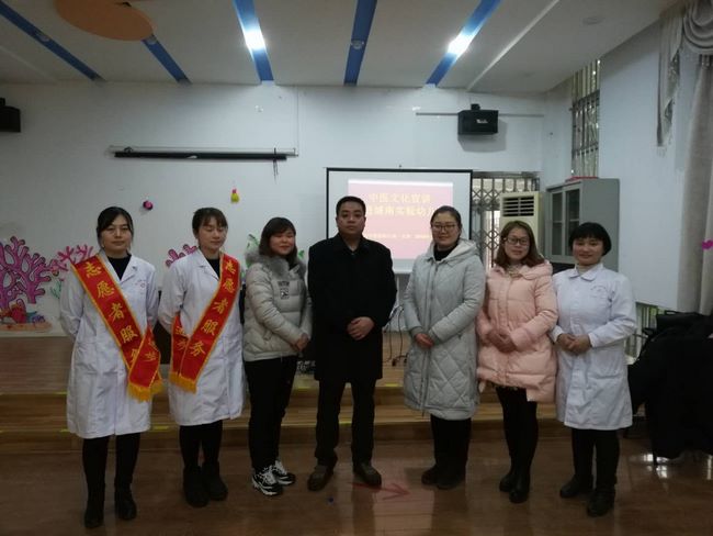 蕪湖市中醫(yī)醫(yī)院行政一支部開展黨員志愿者“流感季節(jié)中醫(yī)特色防治”宣講服務(wù)活動(圖3)