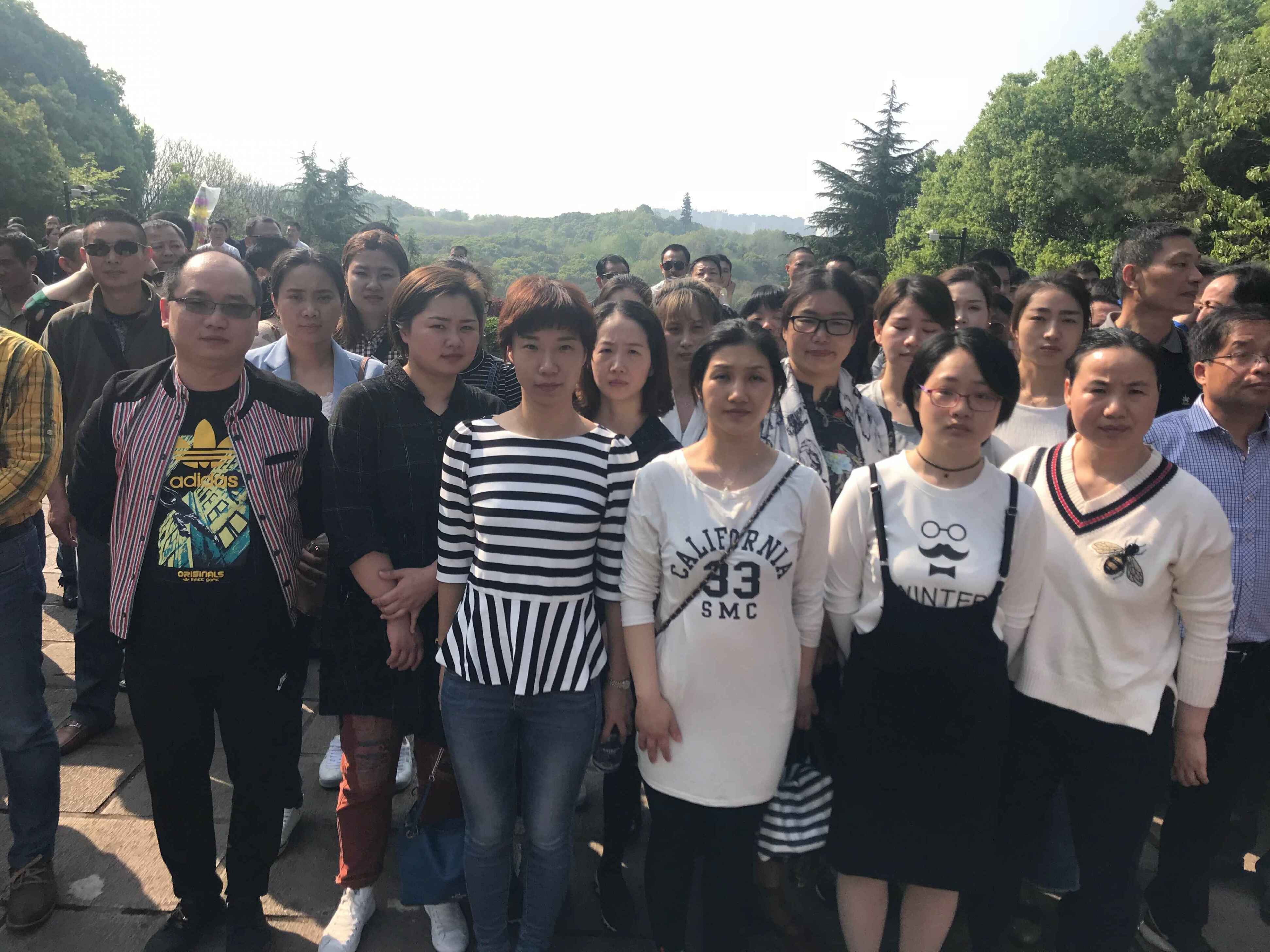 緬懷革命先烈 弘揚(yáng)民族精神——護(hù)理部開(kāi)展清明掃墓活動(dòng)(圖1)