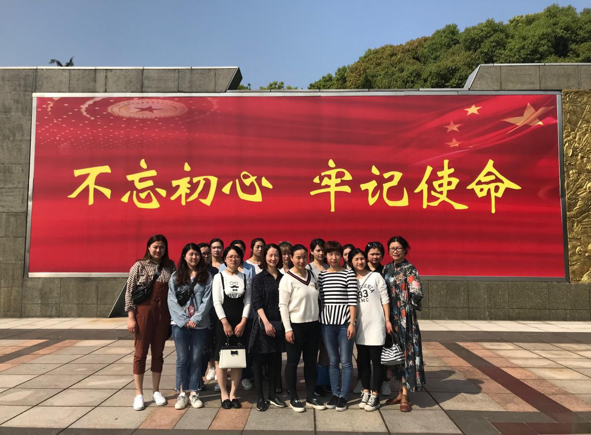 緬懷革命先烈 弘揚(yáng)民族精神——護(hù)理部開(kāi)展清明掃墓活動(dòng)(圖4)