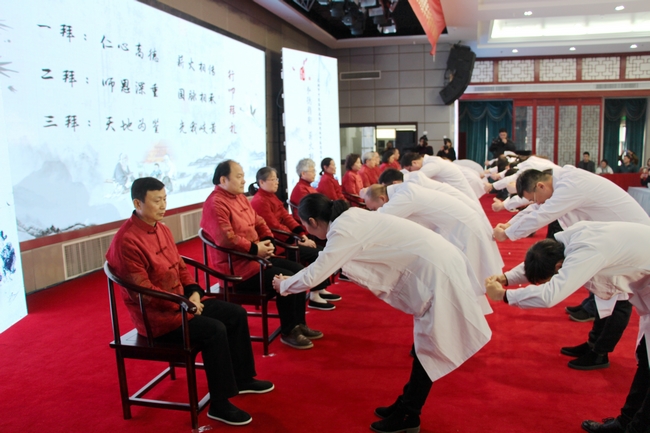 薪傳甲子 筑夢遠(yuǎn)航--蕪湖市中醫(yī)藥集團(tuán)2018年年會(huì)暨蕪湖市中醫(yī)醫(yī)院建院60周年中醫(yī)藥傳承拜師會(huì)盛大舉(圖19)