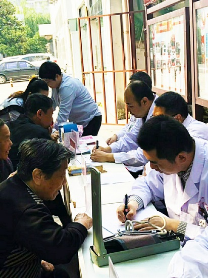 便民服務(wù)暖人心—-我院深入李巷社區(qū)開(kāi)展義診活動(dòng)(圖2)