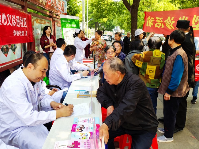 便民服務(wù)暖人心—-我院深入李巷社區(qū)開(kāi)展義診活動(dòng)(圖3)