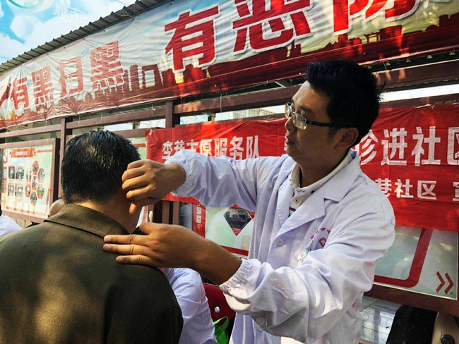 便民服務(wù)暖人心—-我院深入李巷社區(qū)開(kāi)展義診活動(dòng)(圖4)