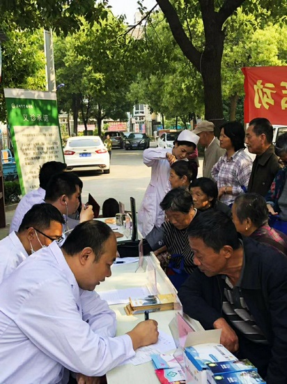 便民服務(wù)暖人心—-我院深入李巷社區(qū)開(kāi)展義診活動(dòng)(圖5)