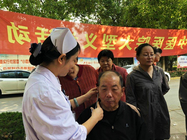 便民服務(wù)暖人心—-我院深入李巷社區(qū)開(kāi)展義診活動(dòng)(圖6)