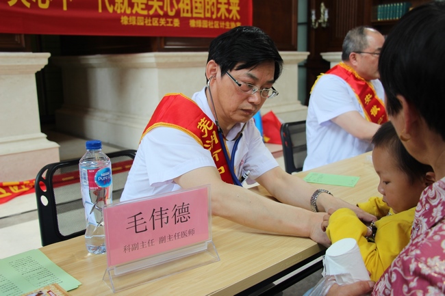 相約六一第七載 健康科普進社區(qū)——兒科“慶六一”大型義診活動走進橡綠園社區(qū)(圖3)