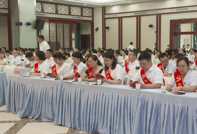 認真學(xué)習黨章 嚴格遵守黨章——蕪湖市中醫(yī)醫(yī)院組織七一主題黨課學(xué)習(圖3)