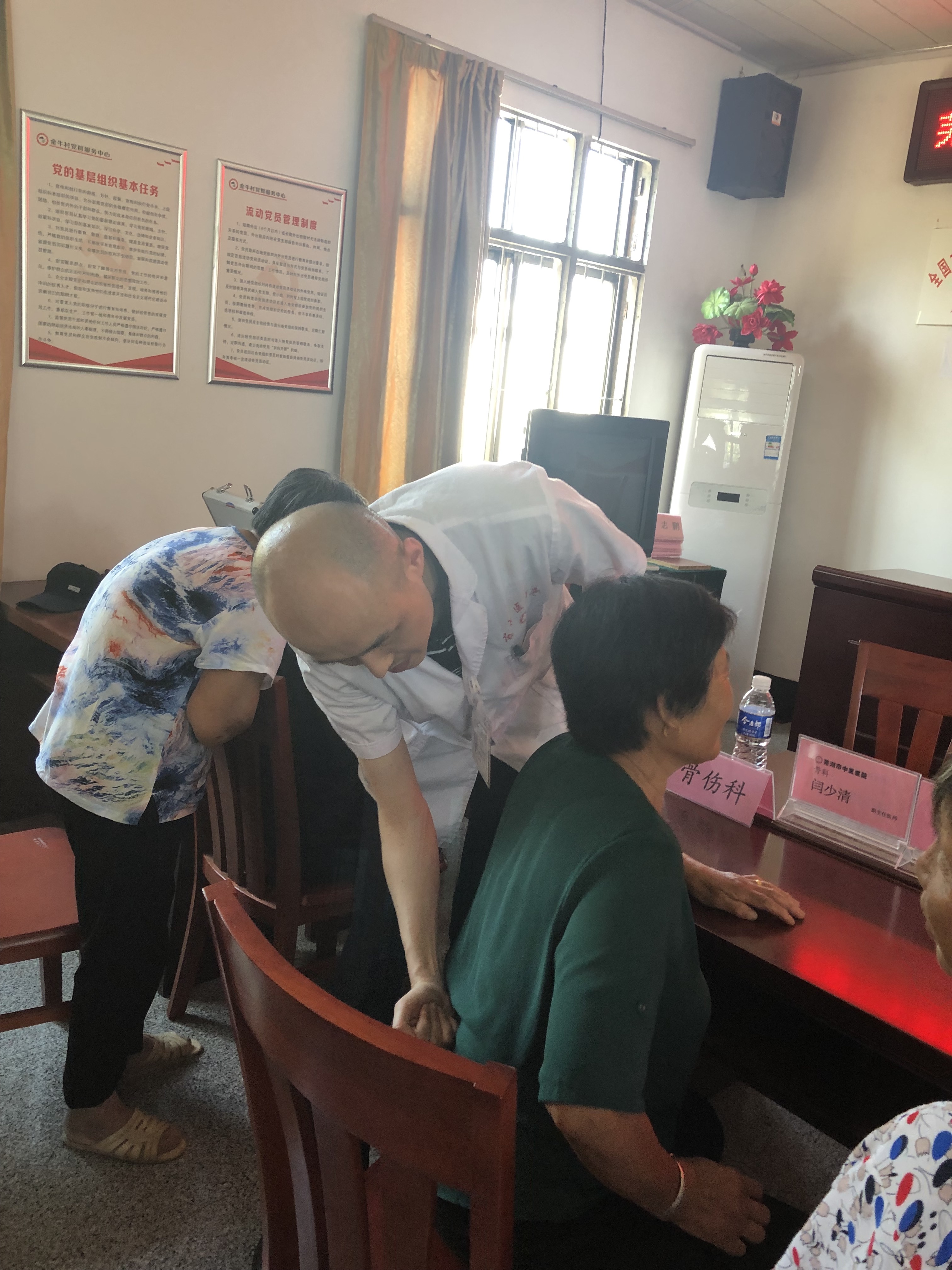 慶“七一”我院黨員志愿者醫(yī)療服務(wù)隊(duì)赴無(wú)為開展義診活動(dòng)(圖3)