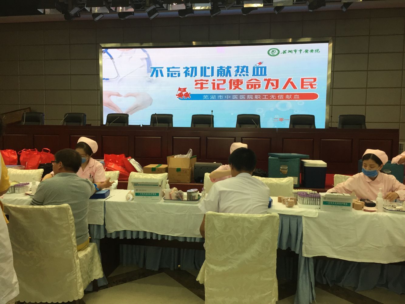 不忘初心獻(xiàn)熱血　牢記使命為人民 ――我院職工積極參加無償獻(xiàn)血公益活動(圖1)