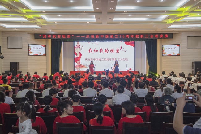 我和我的祖國―我院合唱隊參加學?！拔液臀业淖鎳苯搪毠ご蠛铣?圖1)