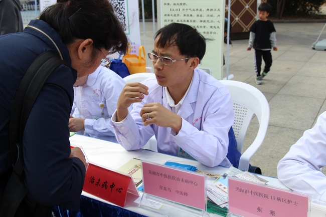 我院組織專(zhuān)家參加“讀者嘉年華”義診活動(dòng)(圖2)