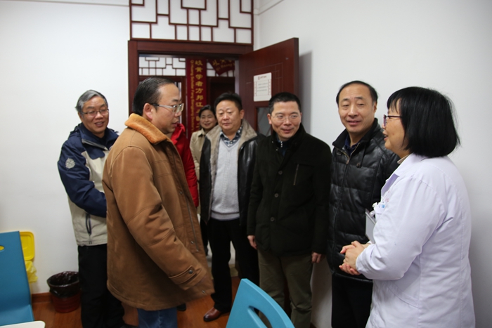 校領(lǐng)導深入我院看望慰問醫(yī)護人員(圖1)
