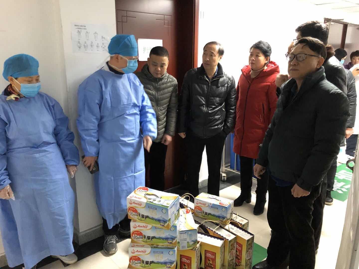 正月初一，院領(lǐng)導(dǎo)深入防控工作一線慰問廣大醫(yī)護(hù)職工(圖1)