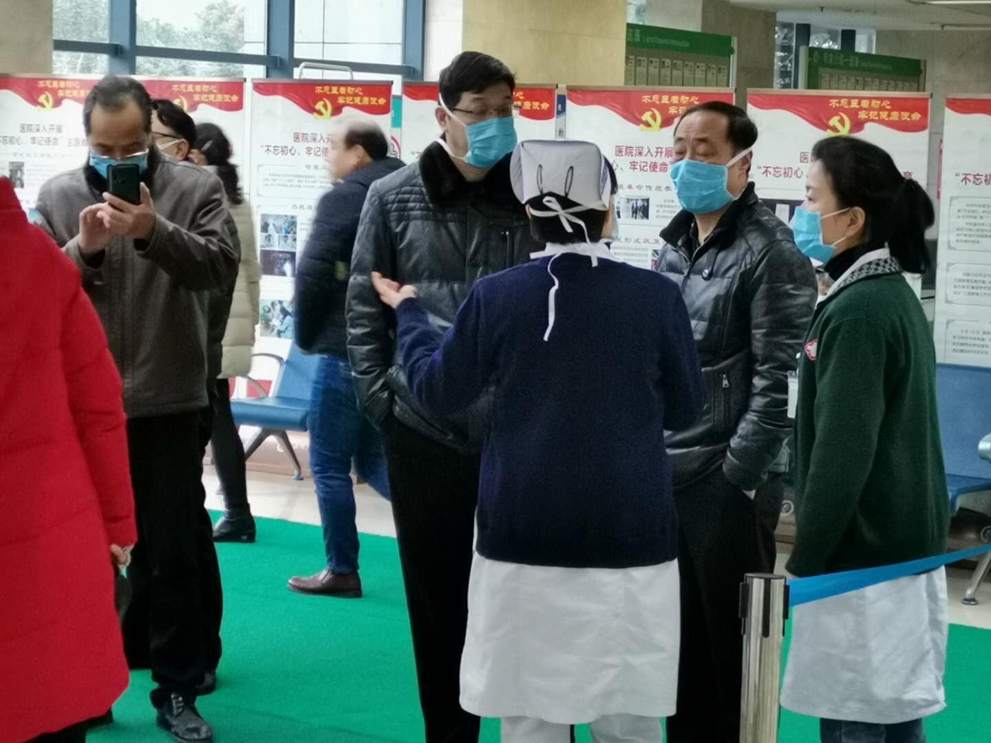 正月初一，院領(lǐng)導(dǎo)深入防控工作一線慰問廣大醫(yī)護(hù)職工(圖3)