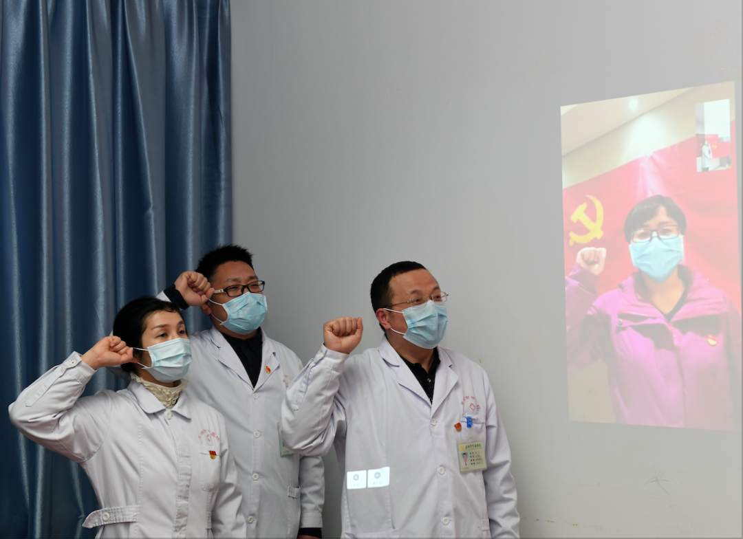 【讓黨旗在防控一線高高飄揚】剛剛，安徽支援湖北醫(yī)療隊隊員周世紅“火線”入黨(圖3)