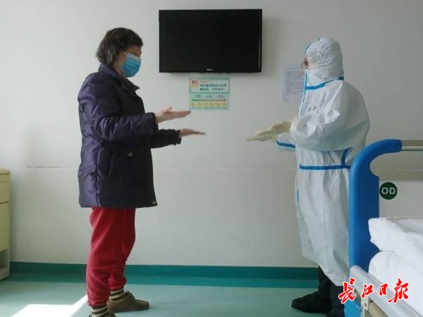 掛念病患，安徽離漢護(hù)師還沒(méi)到家就致電詢問(wèn)病情(圖1)