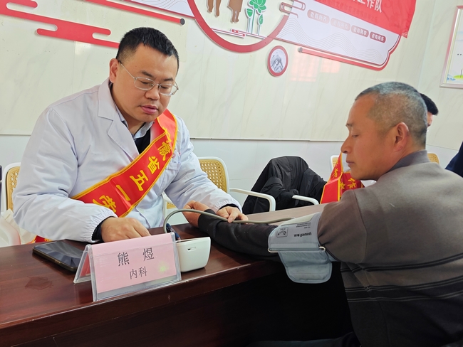 踐行雷鋒精神，勞模義診暖民心——我院開展學雷鋒義診志愿服務活動(圖2)
